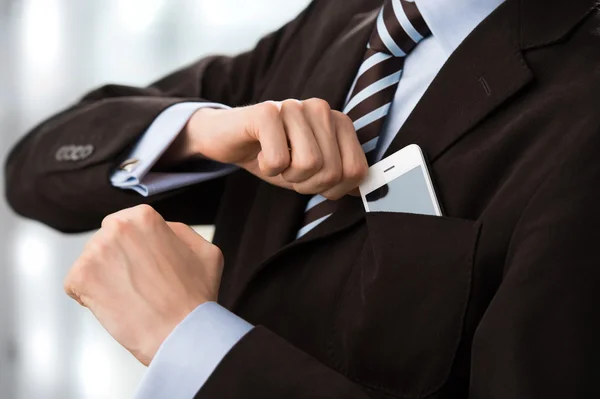 Primer plano del torso del hombre de negocios seguro de llevar traje elegante — Foto de Stock