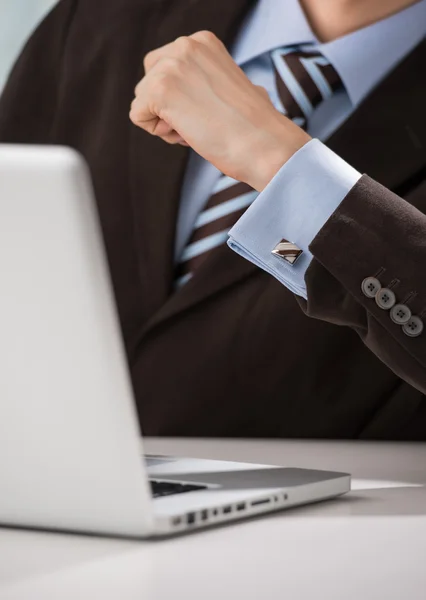 Primer plano del torso del hombre de negocios seguro de llevar traje elegante — Foto de Stock