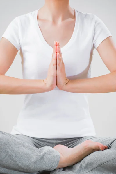 Une jeune femme assise en position lotus tout en méditant — Photo