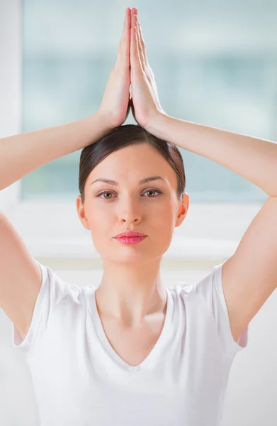 Retrato de una joven belleza realizando el yoga —  Fotos de Stock