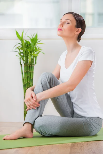 Portrait of a young beauty sitting and relaxing at home — Stock Photo, Image