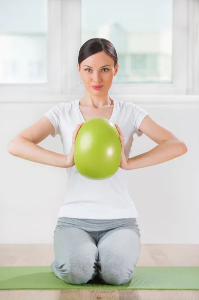 Portret van fit en gezond vrouw met toning bal — Stockfoto