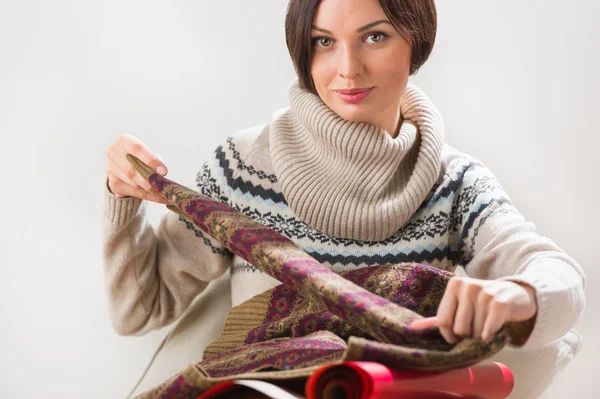 Portrait of a woman preparing surprise to her husband or boyfriend — Stock Photo, Image