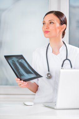 Göğüs tutarak xray sonuçları ve kullanarak kadın doktor portresi