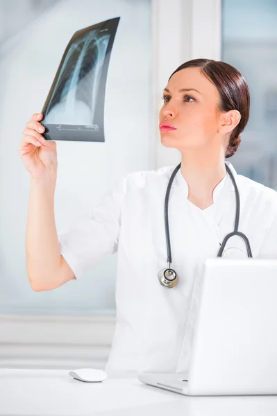 Porträtt av en kvinnlig läkare hålla bröstet xray resultat och använda — Stockfoto