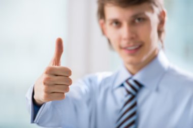 mutlu gülümseyen genç iş adamı ile jest, onun o Yaşasın