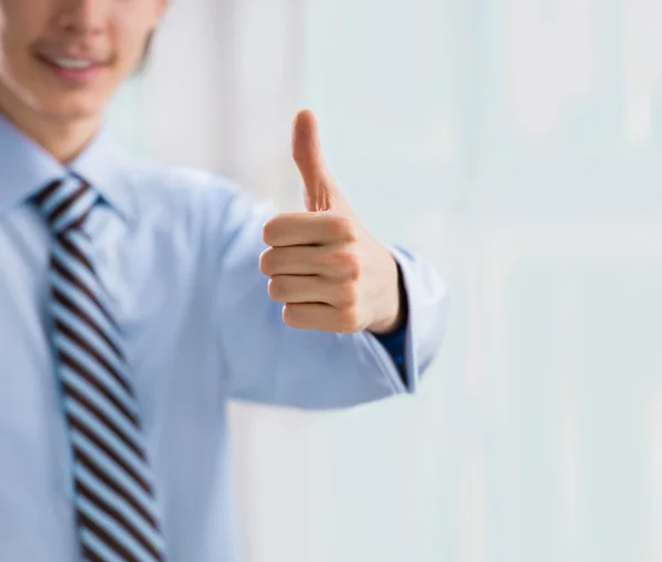 Hombre de negocios mano primer plano con el pulgar hacia arriba — Foto de Stock