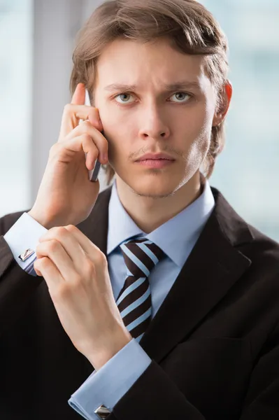 Närbild porträtt av stilig affärsman använder mobiltelefon, smil — Stockfoto