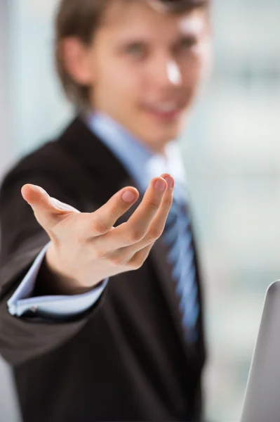 Porträt eines erwachsenen Geschäftsmannes, der in seinem Büro auf Sie zeigt — Stockfoto