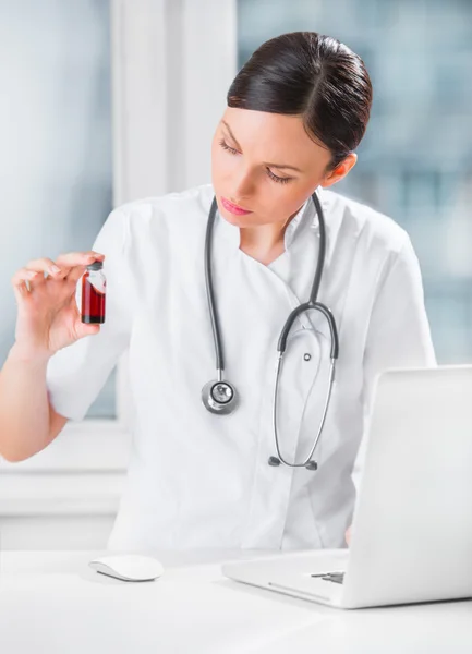 Retrato de una guapa asistente de laboratorio analizando una sangre — Foto de Stock