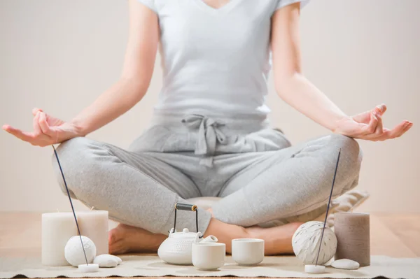 Yoga-Meditation zu Hause. Entspannungskonzept — Stockfoto