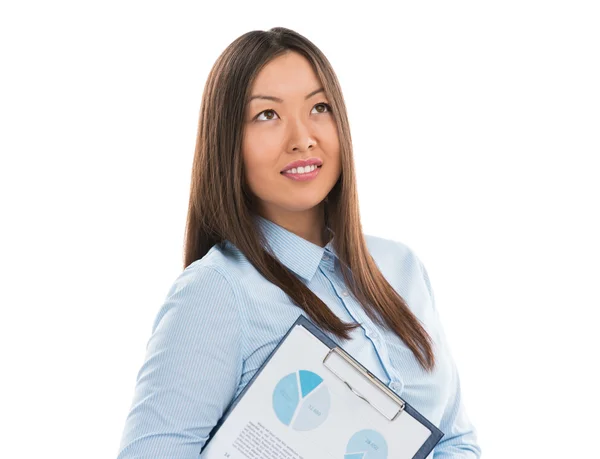 Азиатская деловая женщина держит репортажи и улыбается. Копирование пространства — стоковое фото