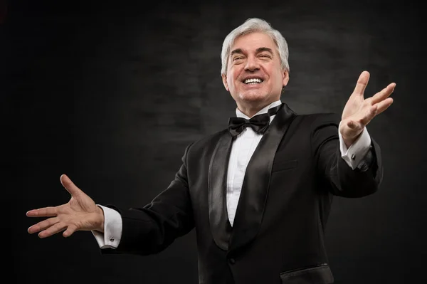 Mästare affärsman står med händerna i seger — Stockfoto
