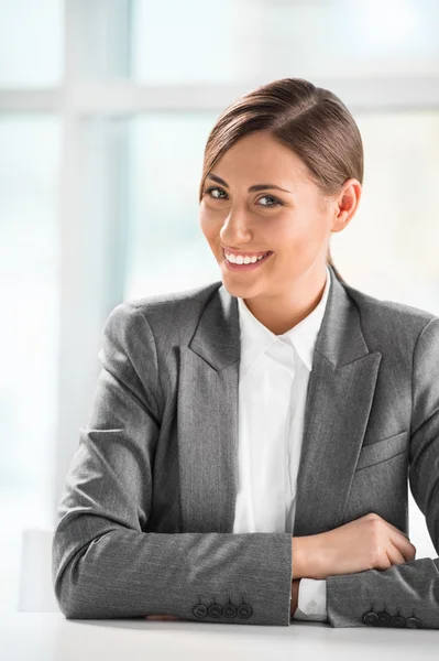 Gros plan portrait de mignon jeune femme d'affaires souriant à son off — Photo