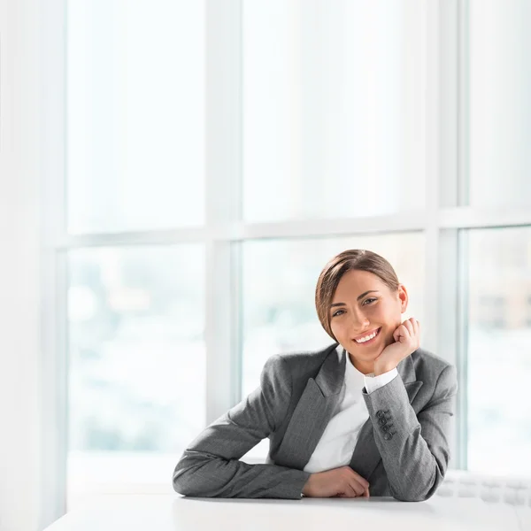 Gros plan portrait de mignon jeune femme d'affaires souriant à son off — Photo