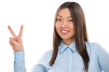 Kendine güvenen genç iş kadını zafer gösterilen portresi