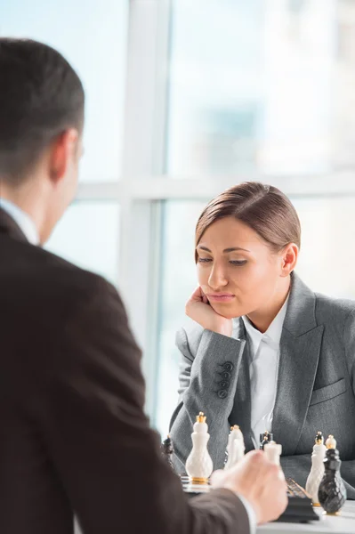 Geschäft mit Schach im Büro. — Stockfoto