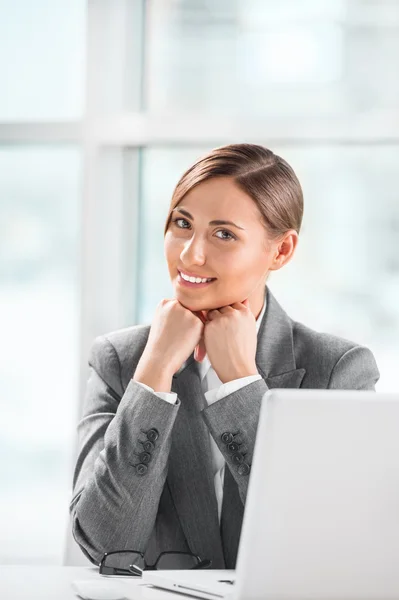 Portrait of smiling caucasian female executive working on laptop — Stock Photo, Image