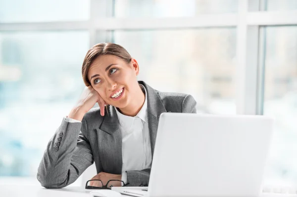 Portret van doordachte zakenvrouw werken op computer uitschakelen — Stockfoto