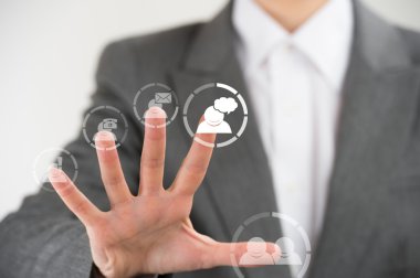 sanal web arayüzü ICO üzerinde parmaklarını işaret iş kadını