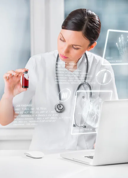 Retrato de assistente de laboratório muito feminino analisando um sangue — Fotografia de Stock