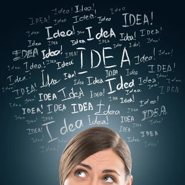 Concepto de idea. Joven mujer de negocios con signos de idea en frente — Foto de Stock