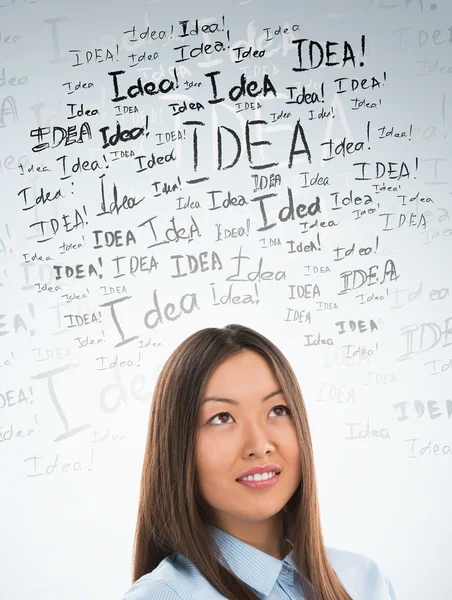 Concept d'idée. Jeune femme d'affaires avec des signes d'idée en face — Photo