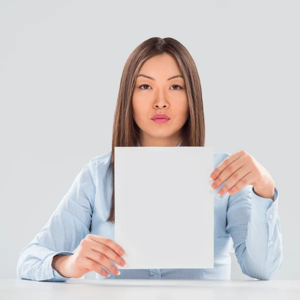 Retrato de mulher de negócios com folha em branco sobre fundo cinza — Fotografia de Stock