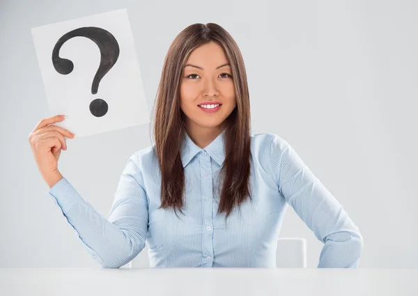Portrait of business woman with question mark on placard — Stock Photo, Image