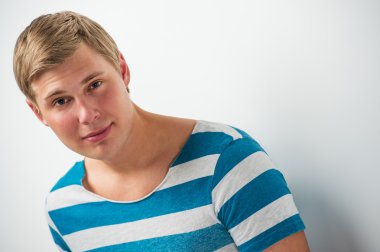 yakışıklı genç sevimli bir gülümseme ile