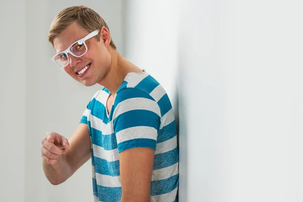 Gros plan portrait de beau jeune homme portant des lunettes — Photo