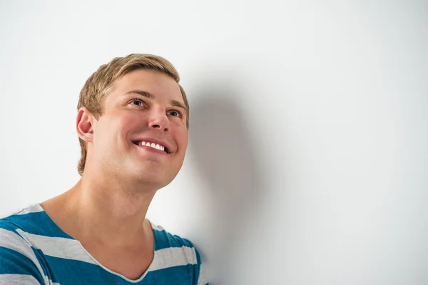 Retrato de close-up de belo jovem — Fotografia de Stock