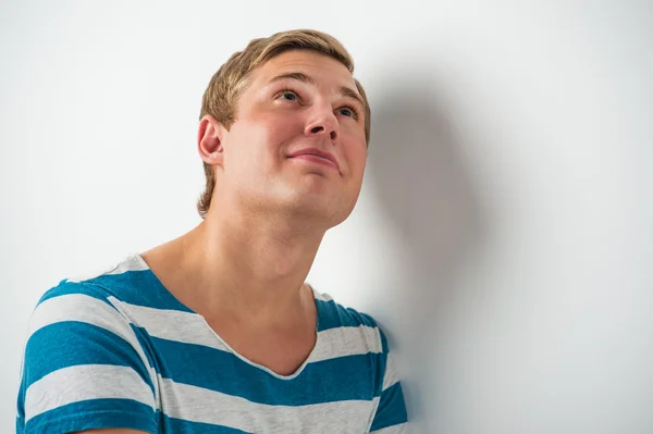 Retrato de um jovem feliz olhando para cima em pensamento — Fotografia de Stock