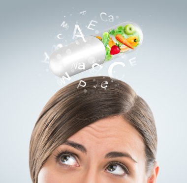 sağlıklı yaşam konsepti. Vitaminler yükü olan kadın