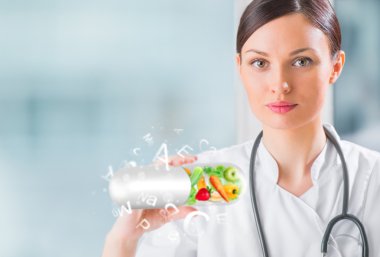 sağlıklı yaşam konsepti. kadın tıp doktoru holding vitaminler