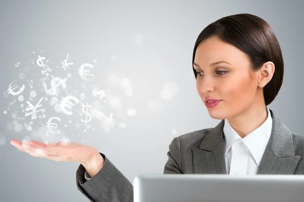 Concepto de inversión. Mujer de negocios bonita con símbolos de moneda . —  Fotos de Stock