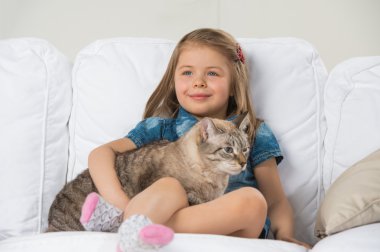 sevimli küçük kız sevmek tekir kedi aşık uzağa arıyorsunuz.