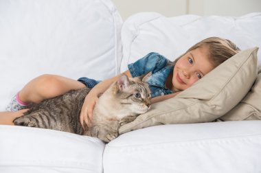 küçük kız tekir kedisi ile koltuk döşeme