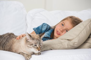 küçük kız tekir kedisi ile koltuk döşeme