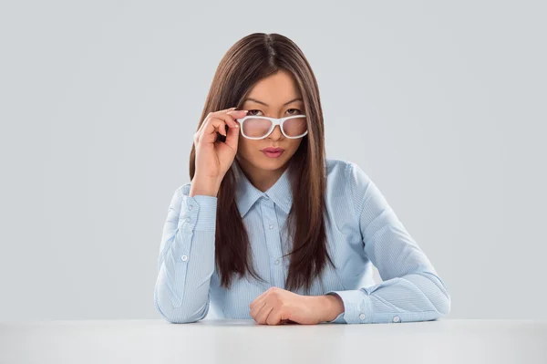 Sexy fashionable asian business woman sitting alone at office — Stock Photo, Image