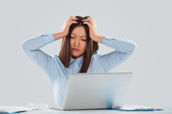 Fatigué jeune femme d'affaires avec beaucoup de paperasserie au bureau — Photo