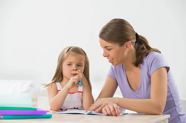 Mãe e filha em casa. — Fotografia de Stock