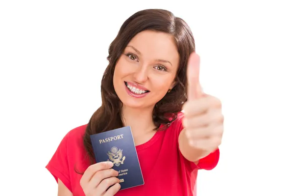 Mujer con pasaporte y pulgares arriba — Foto de Stock