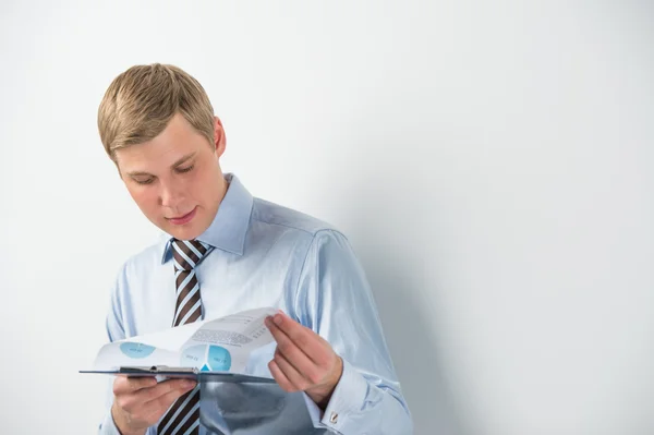 Portrait of a business man reading documents — Stock Photo, Image