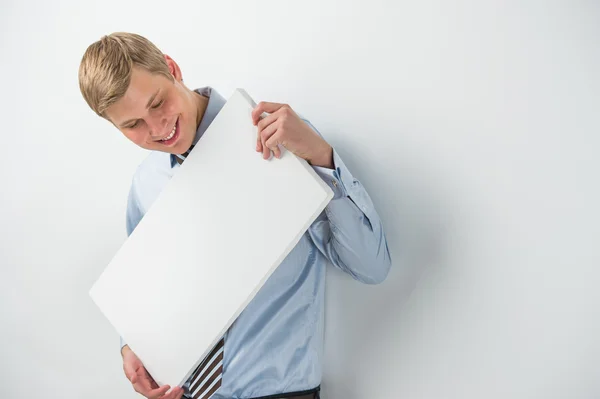 Portrét nadšený mladý podnikatel drží prázdné desky — Stock fotografie