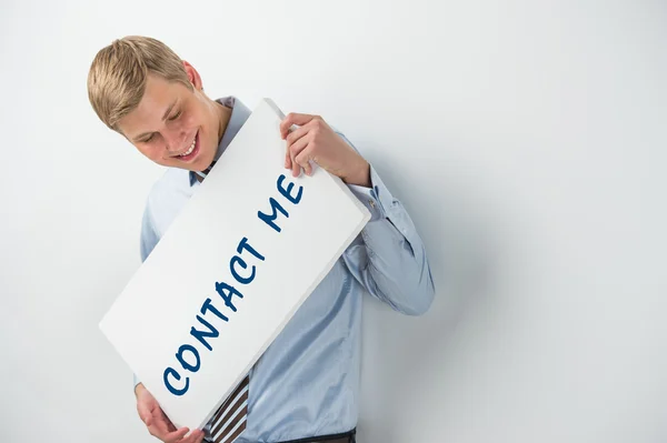Όμορφος επιχειρηματίας δείχνει "επικοινωνήστε μαζί μου" κείμενο σε μια πινακίδα — Φωτογραφία Αρχείου