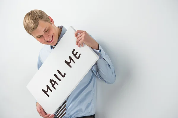 Hombre de negocios guapo mostrando texto "mándame" en una valla publicitaria —  Fotos de Stock