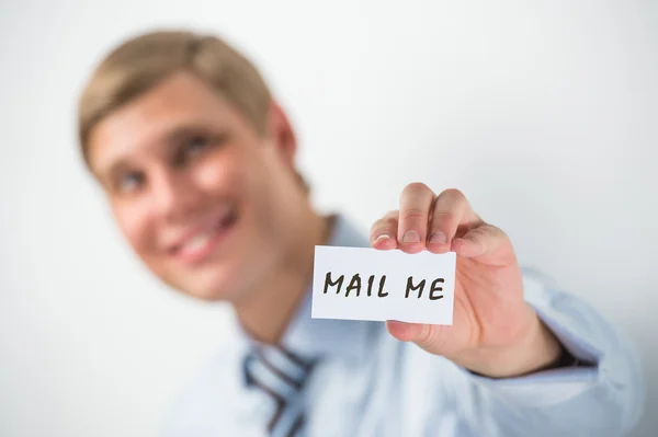 Hombre de negocios guapo mostrando "mándame un mensaje" en una tarjeta de visita — Foto de Stock