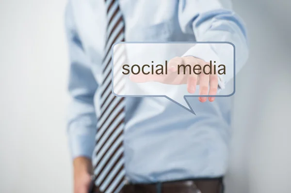 Geschäftsmann berührt Social-Media-Knopf. — Stockfoto