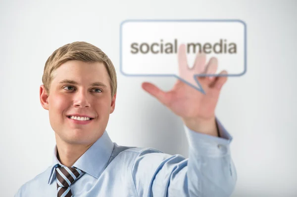 Бізнесмен торкається кнопки соціальних медіа . — стокове фото